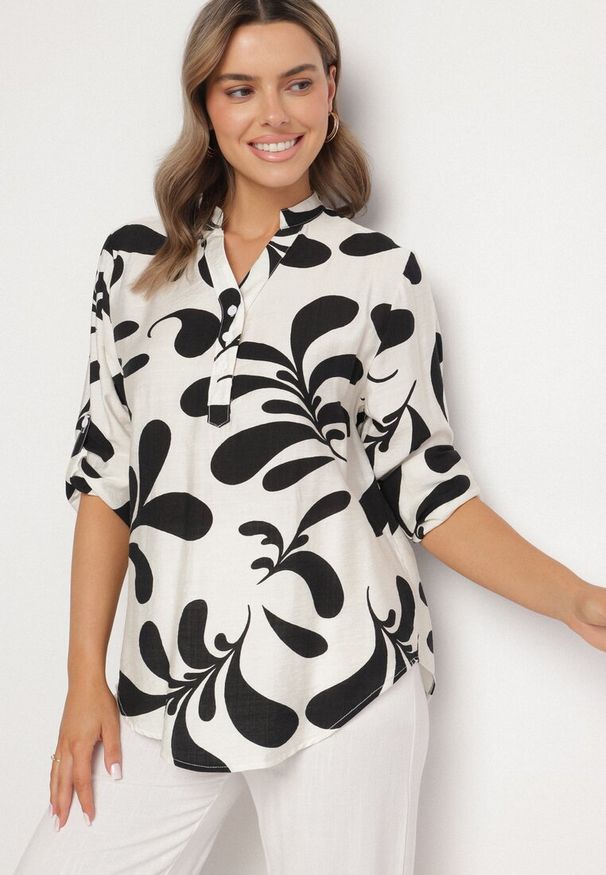 Born2be - Czarno-Biała Koszulowa Bluzka z Wiskozy w Roślinny Wzór z Dekoltem w Serek Koladoretia. Typ kołnierza: dekolt w serek. Kolor: czarny. Materiał: wiskoza. Długość rękawa: długi rękaw. Długość: długie. Styl: elegancki