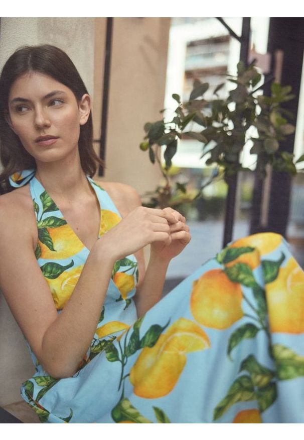 Reserved - Sukienka z dekoltem halter - wielobarwny. Typ kołnierza: dekolt halter. Materiał: bawełna, tkanina