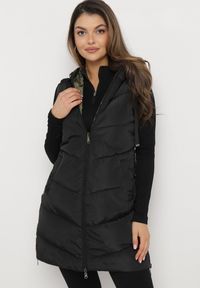 Born2be - Czarna Pikowana Kamizelka Dwustronna z Kapturem i Sznurkami Leorani. Okazja: na co dzień, na spacer. Typ kołnierza: kaptur. Kolor: czarny. Materiał: jeans. Styl: casual, sportowy #8