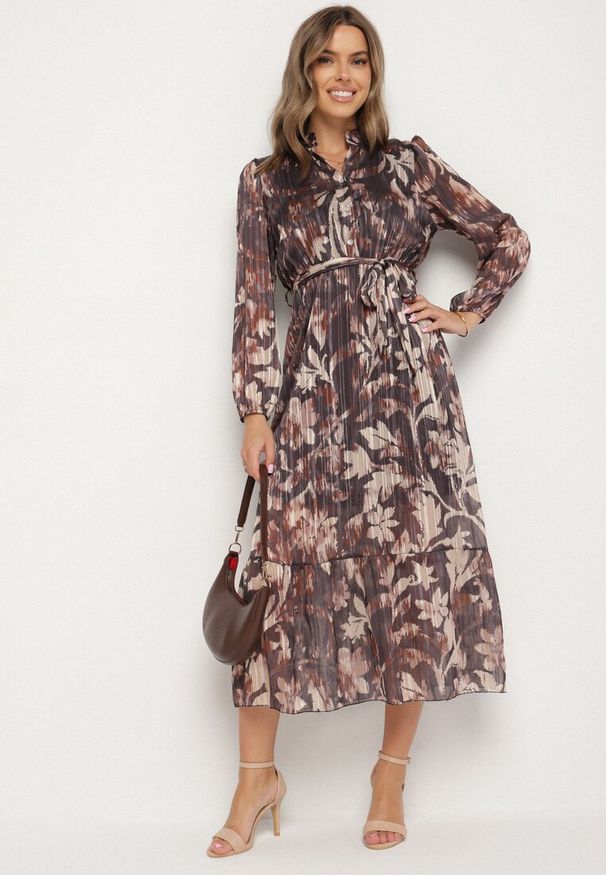 Born2be - Szara Rozkloszowana Sukienka z Wiązanym Paskiem i Metaliczną Nicią Nalirina. Okazja: na co dzień. Typ kołnierza: dekolt w kształcie V. Kolor: szary. Materiał: elastan, wiskoza. Wzór: aplikacja. Typ sukienki: rozkloszowane, proste. Styl: klasyczny, casual, elegancki