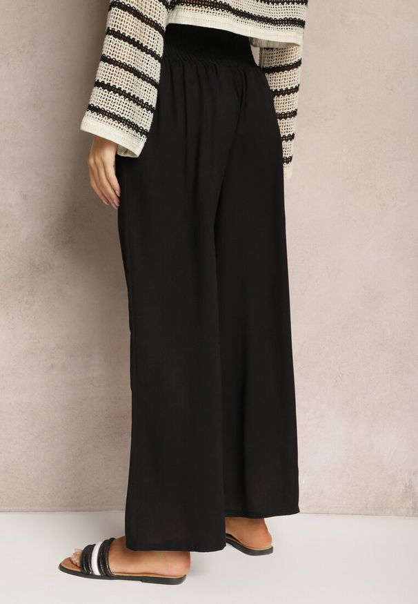 Renee - Czarne Spodnie Kuloty High Waist z Gumką w Talii Lipadre. Stan: podwyższony. Kolor: czarny. Długość: krótkie
