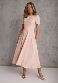 Renee - Różowa Rozkloszowana Sukienka Koktajlowa VICES na Krótki Rękaw Nessesha. Okazja: na randkę, na wesele, na ślub cywilny. Kolor: różowy. Długość rękawa: krótki rękaw. Styl: wizytowy. Długość: mini #1