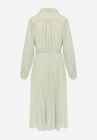 Born2be - Zielona Sukienka Plisowana o Koszulowym Kroju z Paskiem z Klamrą Efronta. Okazja: na co dzień. Typ kołnierza: kołnierzyk klasyczny. Kolor: zielony. Materiał: jeans. Długość rękawa: długi rękaw. Wzór: aplikacja. Typ sukienki: koszulowe. Styl: casual, elegancki, klasyczny #5