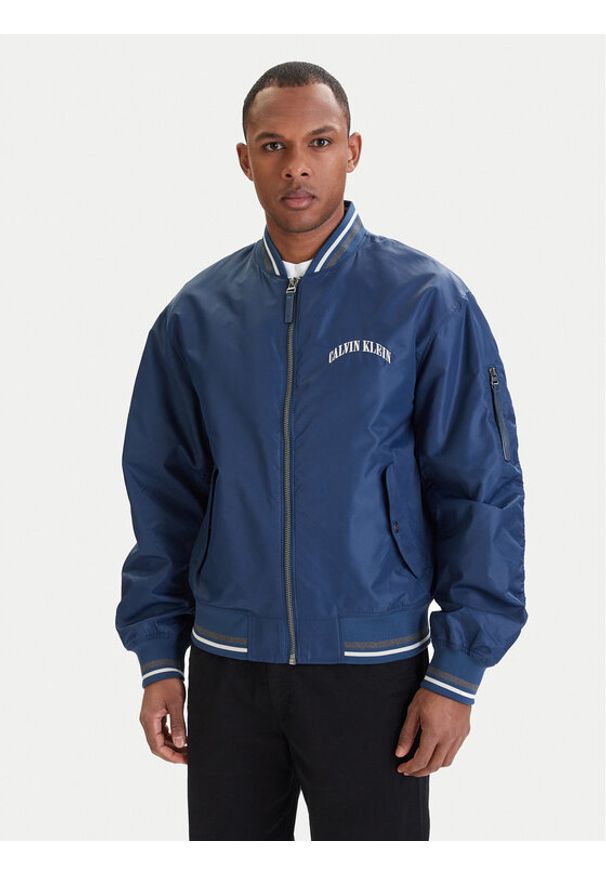 Calvin Klein Jeans Kurtka bomber LV04RF510G Niebieski Regular Fit. Kolor: niebieski. Materiał: syntetyk