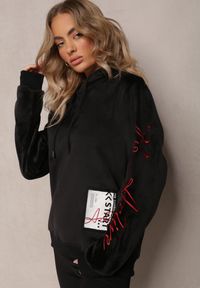 Renee - Czarna Bluza z Polarem i Haftami na Rękawach Janakame. Okazja: na co dzień, na spacer. Kolor: czarny. Materiał: polar. Wzór: haft. Sezon: jesień. Styl: casual #5