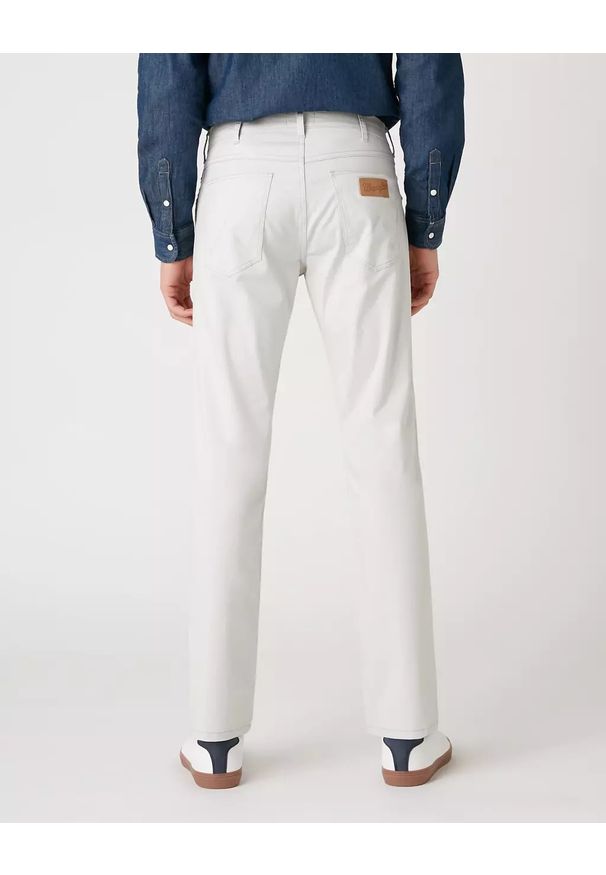 Wrangler - WRANGLER SPODNIE MĘSKIE GREENSBORO VAPOUR GREY W15QWAB26 112127118