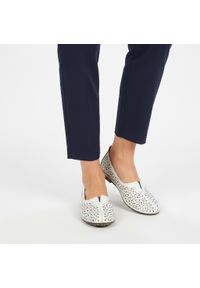 Półbuty damskie Artiker cholewka skóra naturalna perforowana wsuwany fason elastyczne wstawki po bokach zaokrąglony nosek niski krój dopasowana linia. Okazja: na co dzień. Kolor: biały. Materiał: skóra. Szerokość cholewki: normalna. Wzór: ażurowy. Sezon: wiosna, lato. Styl: casual, elegancki, klasyczny #6