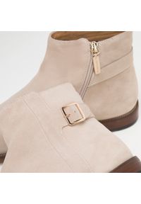 Wittchen - Męskie sztyblety zamszowe z ozdobnym dziurkowaniem jasny beż. Okazja: na co dzień. Zapięcie: pasek. Kolor: beżowy. Materiał: zamsz, skóra. Wzór: aplikacja. Sezon: wiosna, jesień. Styl: casual, elegancki #3