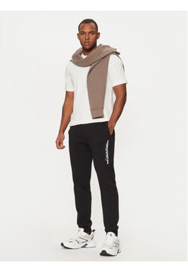 Calvin Klein Spodnie dresowe K10K114342 Czarny Regular Fit. Kolor: czarny. Materiał: bawełna, syntetyk