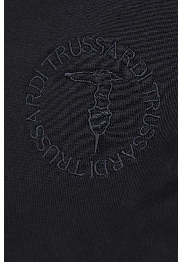 Trussardi Jeans - Trussardi bluza bawełniana męska kolor czarny z kapturem gładka. Okazja: na co dzień. Typ kołnierza: kaptur. Kolor: czarny. Materiał: bawełna. Wzór: gładki. Styl: casual