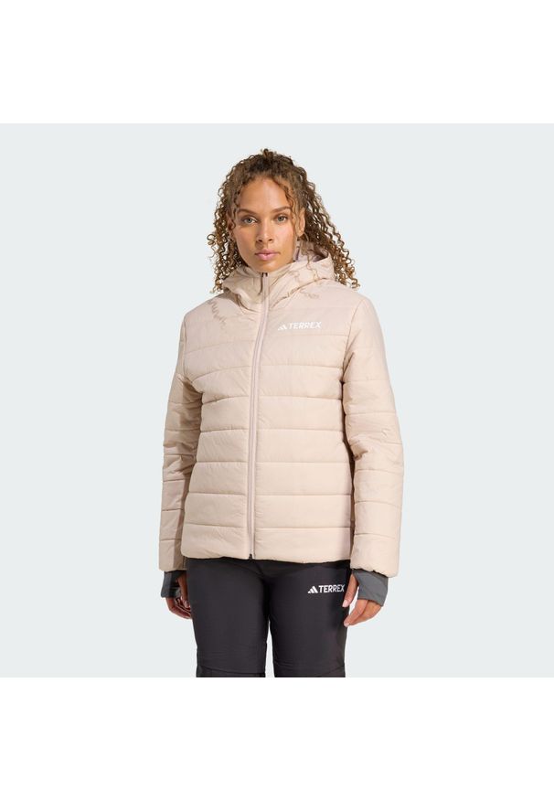 Adidas - Kurtka z kapturem z ociepleniem Terrex Multi Essentials CLIMAWARM. Typ kołnierza: kaptur. Kolor: beżowy, biały, wielokolorowy. Materiał: puch. Technologia: ClimaWarm (Adidas). Sport: turystyka piesza