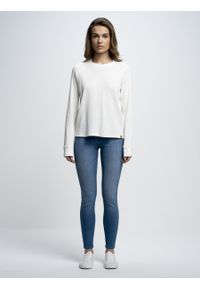 Big-Star - Bluzka damska longsleeve biała Zendaya 100. Okazja: na co dzień. Kolor: biały. Materiał: jeans, dzianina. Długość rękawa: długi rękaw. Styl: casual, elegancki #2