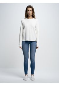 Big-Star - Bluzka damska longsleeve biała Zendaya 100. Okazja: na co dzień. Kolor: biały. Materiał: dzianina, jeans. Długość rękawa: długi rękaw. Styl: casual, elegancki