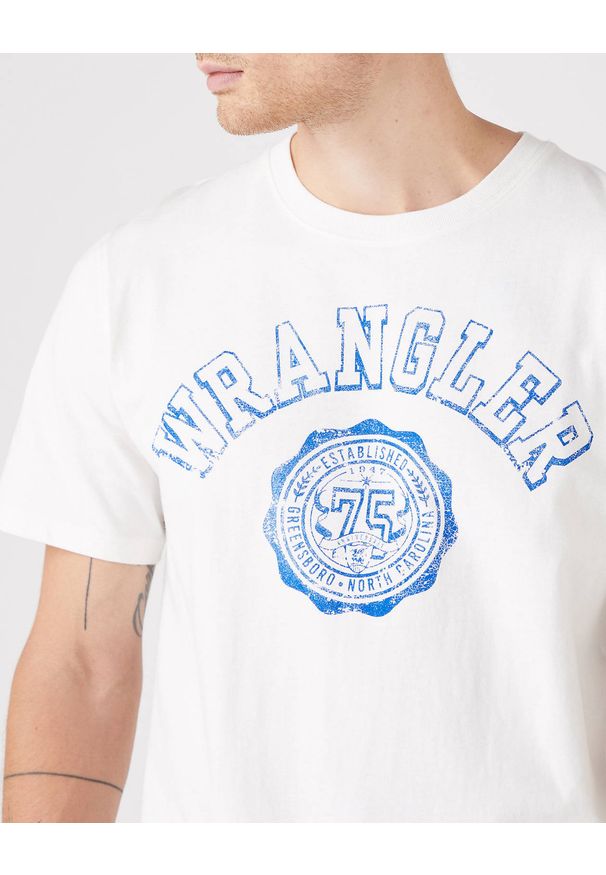 Wrangler - WRANGLER COLLEGIATE TEE MĘSKI T-SHIRT KOSZULKA LOGO NADRUK OFF WHITE W7E0EJ737 112146306. Wzór: nadruk