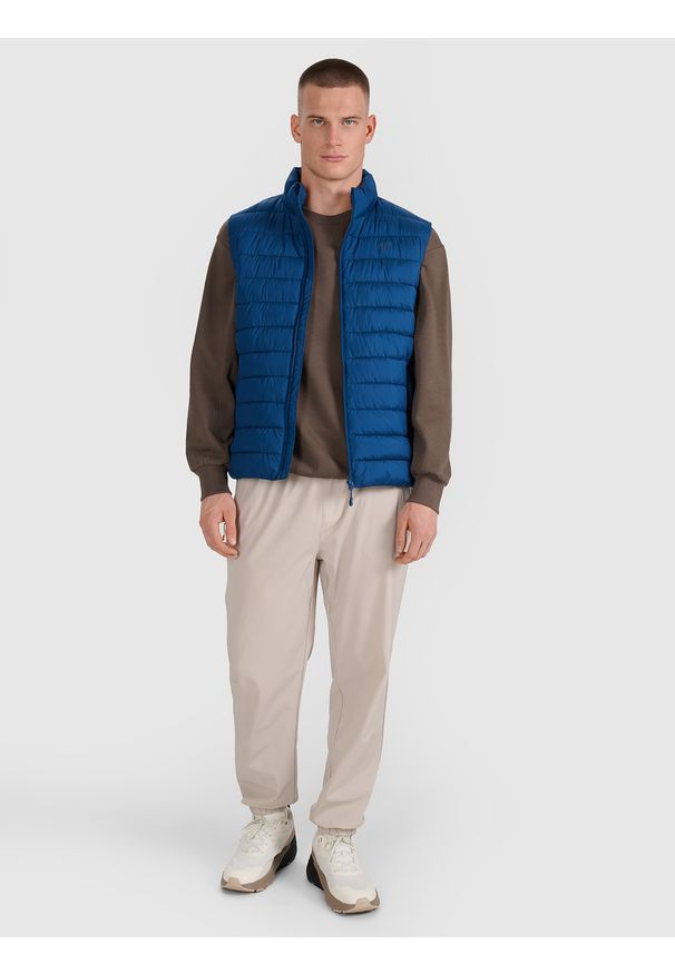 4f - 4F Bezrękawnik puchowy z wypełnieniem syntetycznym męski - granatowy S. Okazja: na co dzień. Typ kołnierza: kołnierzyk stójkowy, kaptur. Kolor: niebieski. Materiał: syntetyk, puch. Długość rękawa: bez rękawów. Długość: długie. Styl: casual, klasyczny, sportowy