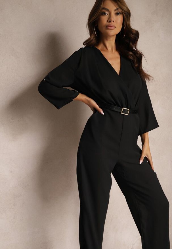 Renee - Czarny Długi Kombinezon z Marszczeniem i Kopertowym Dekoltem Jonitta. Kolor: czarny. Długość rękawa: długi rękaw. Długość: długie. Wzór: aplikacja