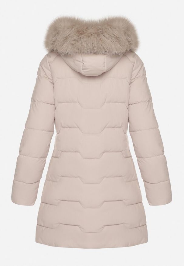Born2be - Ciemnobeżowa Taliowana Kurtka z Pikowanymi Przeszyciami i Kapturem z Futrem Mundria. Okazja: na co dzień. Kolor: beżowy. Materiał: futro. Styl: elegancki, casual, klasyczny