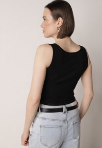 Born2be - Czarny Prążkowany Top na Szerokich Ramiączkach z Bawełny Zdobiony Guzikami Bernella. Okazja: na spacer. Kolor: czarny. Materiał: prążkowany, bawełna. Długość rękawa: na ramiączkach. Wzór: aplikacja. Sezon: zima, lato. Styl: elegancki #6