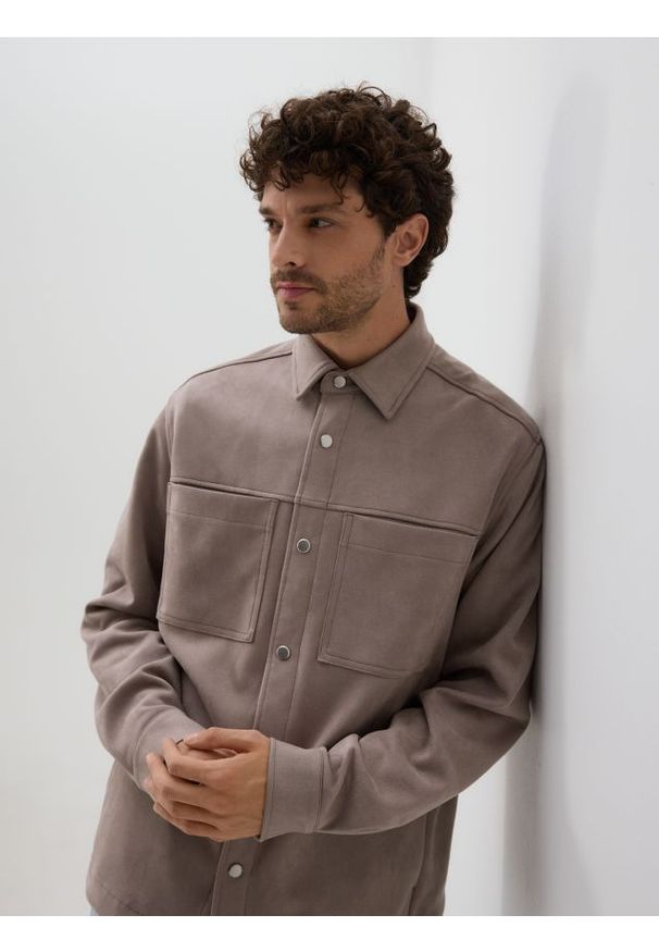 Reserved - Koszula comfort z imitacji zamszu - beżowy. Kolor: beżowy. Materiał: zamsz