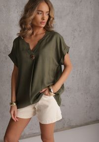 Renee - Zielona Bluzka z Lnem i Wiskozą o Nietoperzowym Kroju z Krótkim Rękawem Herira. Okazja: na co dzień. Typ kołnierza: dekolt w serek. Kolor: zielony. Długość: krótkie. Wzór: aplikacja. Materiał: wiskoza, len. Długość rękawa: krótki rękaw. Sezon: lato. Styl: elegancki, casual #1