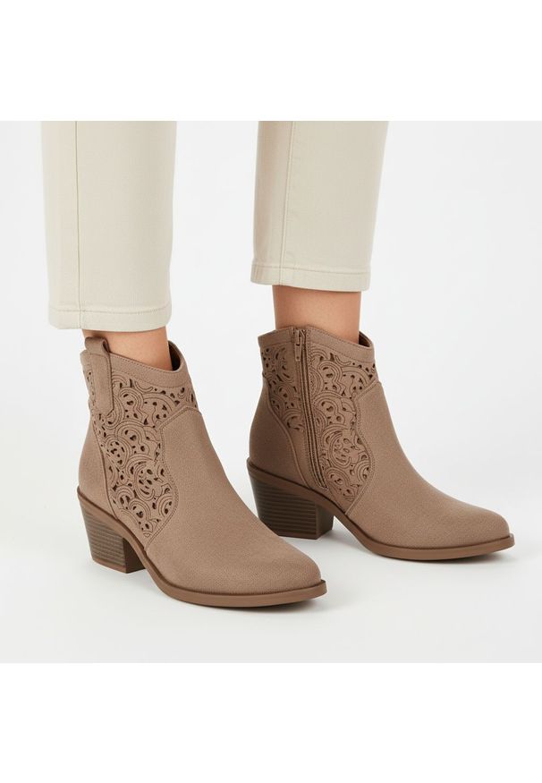 Botki damskie S.Barski, cholewka z materiału ażurowe wycięcia na bokach zamek po wewnętrznej stronie smukły fason wyprofilowany obcas, brązowe, HY61-. Okazja: na co dzień. Zapięcie: zamek. Kolor: brązowy. Szerokość cholewki: normalna. Wzór: ażurowy. Materiał: materiał. Sezon: jesień. Obcas: na obcasie. Styl: casual, elegancki, klasyczny. Wysokość obcasa: średni
