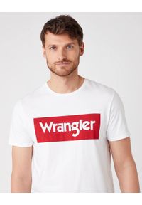 Wrangler - T-SHIRT MĘSKI WRANGLER SS LOGO TEE WHITE W742FK989. Okazja: na uczelnię. Materiał: jeans, bawełna, materiał. Wzór: nadruk. Sezon: lato. Styl: klasyczny #4