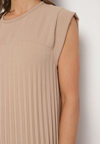 Born2be - Beżowa Plisowana Sukienka Mavence. Okazja: na co dzień. Kolor: brązowy. Wzór: nadruk. Styl: klasyczny, casual #2