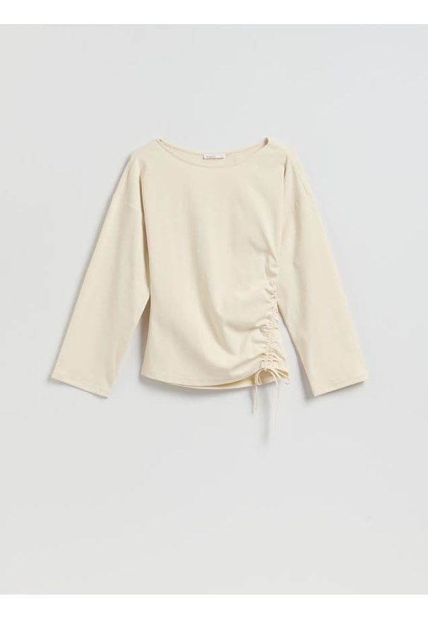 Reserved - Longsleeve z marszczeniem - złamana biel. Materiał: dzianina, bawełna. Długość rękawa: długi rękaw