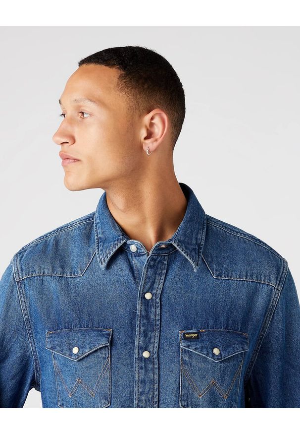Wrangler - WRANGLER 27MW 1YEAR MĘSKA KOSZULA JEANSOWA JEANS W5MSLW924 112130248. Okazja: na co dzień, do pracy. Typ kołnierza: kaptur. Materiał: jeans. Długość rękawa: długi rękaw. Długość: długie. Sezon: lato. Styl: casual, klasyczny, vintage, elegancki
