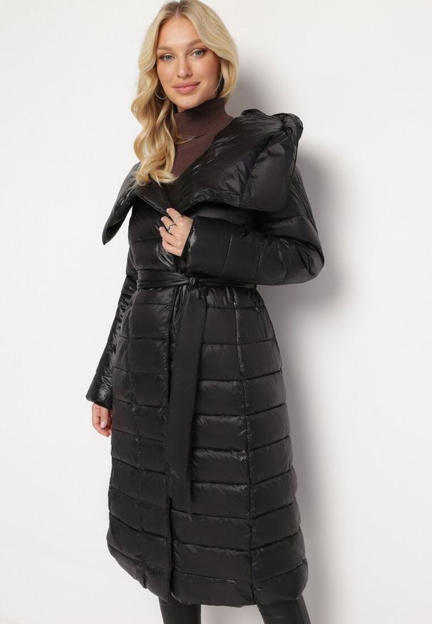 Born2be - Czarna Kurtka Pikowana Płaszcz za Kolano z Szerokim Kołnierzem Clerania. Kolor: czarny. Wzór: aplikacja