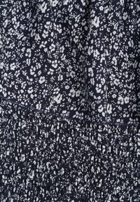 Born2be - Granatowa Bawełniana Sukienka z Hiszpańskim Dekoltem i Marszczoną Górą w Kwiaty Samorea. Okazja: na co dzień. Kolor: niebieski. Materiał: bawełna. Wzór: kwiaty. Styl: casual, elegancki #4