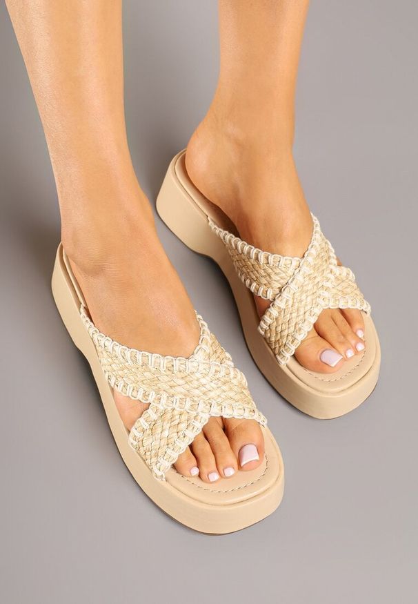 Renee - Beżowe Klapki z Plecionymi Paskami w Kształcie X Cedelli. Okazja: na co dzień. Kolor: beżowy. Wzór: paski. Obcas: na koturnie. Styl: boho, casual