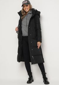 Born2be - Czarna Długa Pikowana Kurtka z Kapturem z Napami i Plisą Arvis. Okazja: na co dzień. Typ kołnierza: kaptur. Kolor: czarny. Materiał: wełna, jeans, tkanina. Długość: długie. Sezon: zima. Styl: klasyczny, casual, elegancki #7