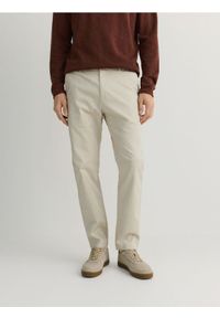 Reserved - Spodnie chino slim fit - złamana biel. Materiał: tkanina, bawełna #1