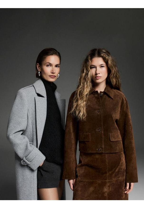 Reserved - Zamszowa kurtka z kieszeniami - brązowy. Kolor: brązowy. Materiał: zamsz