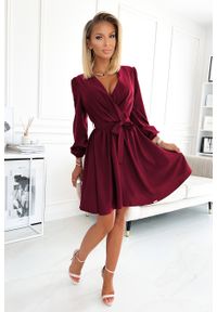Numoco - Kopertowa Sukienka z Bufiastym Rękawem - Bordowa. Kolor: czerwony. Materiał: poliester, elastan. Typ sukienki: kopertowe #1