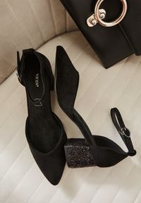 Born2be - Czarne Czółenka Vices na Brokatowym Obcasie z Wkładką ze Skóry Naturalnej z Metaliczną Aplikacją Lilindraen. Okazja: na co dzień. Nosek buta: szpiczasty. Zapięcie: sprzączka. Kolor: czarny. Wzór: aplikacja. Materiał: skóra. Obcas: na obcasie. Styl: casual, elegancki. Wysokość obcasa: średni #8