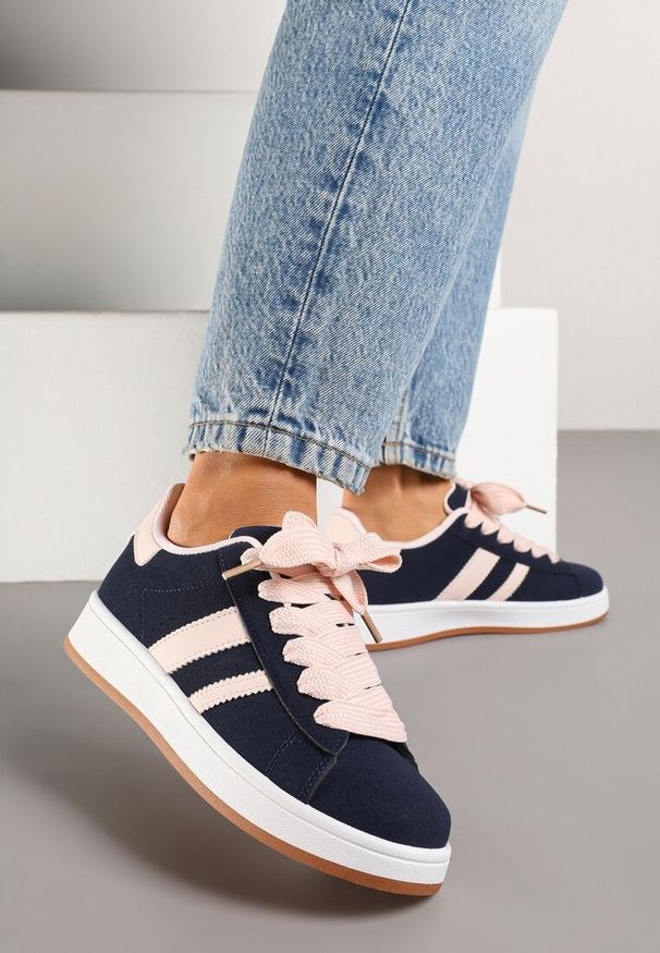 Born2be - Granatowo-Różowe Sneakersy z Ozdobnymi Naszywkami z Boku Galdexis. Okazja: na spacer, na co dzień. Kolor: niebieski. Wzór: aplikacja. Sport: turystyka piesza