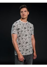 Sinsay - Koszulka z krótkim rękawem Stranger Things - kremowy. Kolor: kremowy. Długość rękawa: krótki rękaw. Długość: krótkie