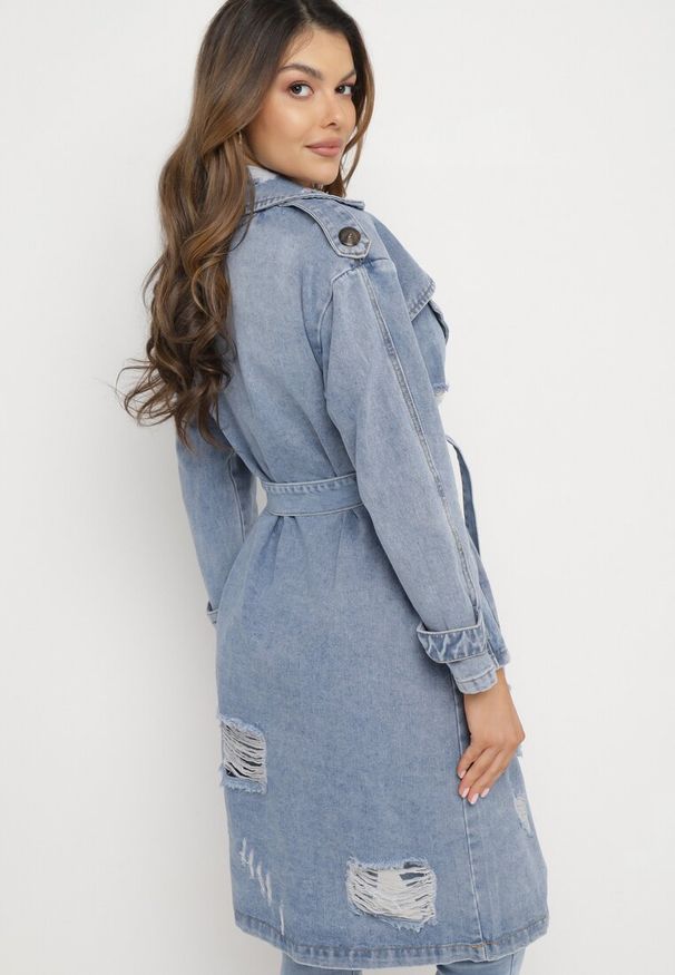 Born2be - Niebieska Długa Kurtka Jeansowa Płaszcz Denimowy z Przetarciami i Wiązanym Paskiem Arinvi. Kolor: niebieski. Materiał: jeans. Długość: długie. Wzór: aplikacja