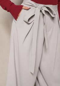 Renee - Szare Eleganckie Spodnie w Garniturowym Stylu High Waist Ozdobione Paskiem w Talii Wenelsea. Okazja: do pracy. Stan: podwyższony. Kolor: szary. Długość: długie. Wzór: aplikacja. Styl: elegancki
