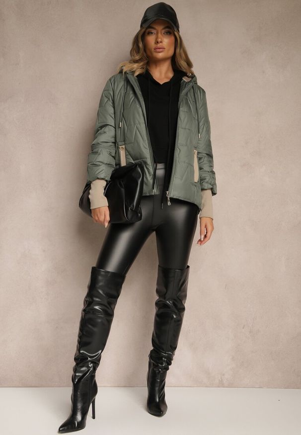 Renee - Zielona Kurtka z Pikowanymi Przeszyciami Kapturem i Warstwowymi Rękawami Tulamia. Okazja: na co dzień. Kolor: zielony. Materiał: jeans. Styl: casual