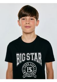 Big-Star - Koszulka chłopięca z nadrukiem czarna Mauter 906. Okazja: na co dzień, na uczelnię. Kolor: czarny. Materiał: dzianina, jeans, dresówka. Wzór: nadruk. Styl: casual, klasyczny, młodzieżowy #3