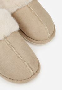 Renee - Ciemnobeżowe Wsuwane Kapcie Ozdobione Futerkiem i Przeszyciami Almane. Zapięcie: bez zapięcia. Kolor: beżowy. Materiał: futro. Wzór: aplikacja. Sezon: zima, jesień. Obcas: na płaskiej podeszwie #10