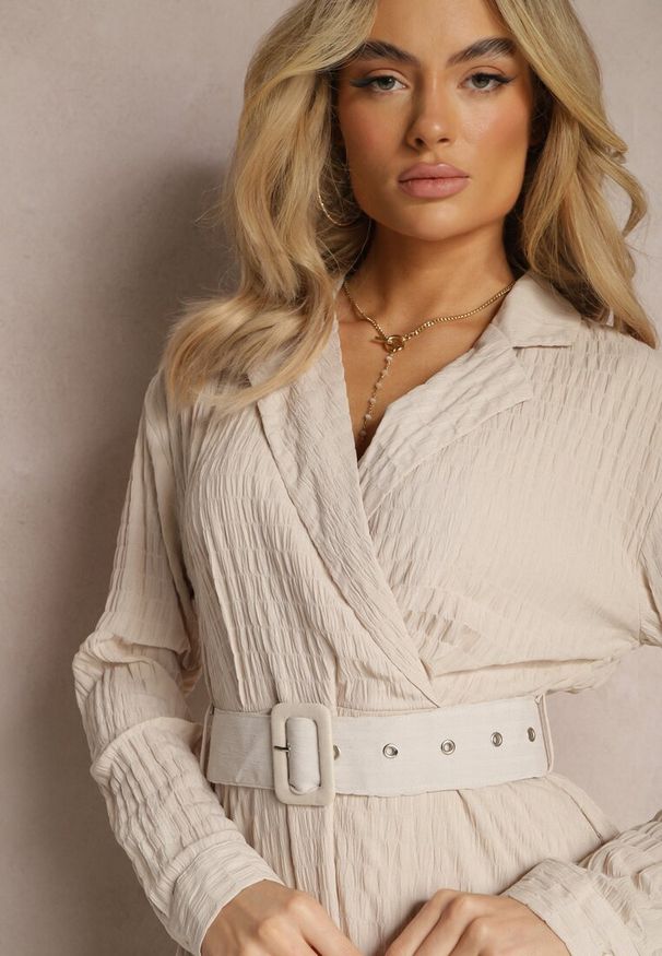 Renee - Beżowa Sukienka o Rozkloszowanym Fasonie z Paskiem i Kopertowym Dekoltem Tifena. Okazja: na spotkanie biznesowe, do pracy, na co dzień. Typ kołnierza: dekolt kopertowy. Kolor: beżowy. Typ sukienki: kopertowe. Styl: biznesowy, wizytowy, casual