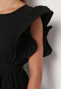 Born2be - Czarna Plisowana Sukienka z Materiałowym Paskiem w Talii i Ozdobnymi Falbankami Christi. Typ kołnierza: kołnierz z falbankami. Kolor: czarny. Materiał: materiał. Typ sukienki: rozkloszowane #4