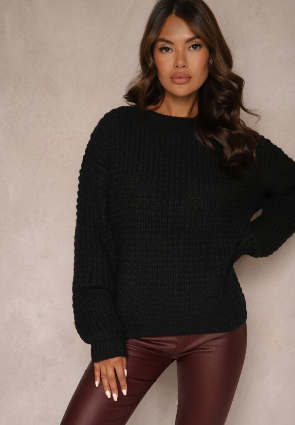 Renee - Czarny Sweter z Wiskozą Ozdobiony Splotem Rialorae. Okazja: na co dzień. Kolor: czarny. Materiał: wiskoza. Wzór: aplikacja, ze splotem. Styl: elegancki, casual