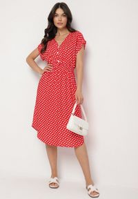 Born2be - Czerwona Sukienka z Gumką w Pasie i Falbanką Romilla. Kolor: czerwony. Materiał: bawełna. Sezon: lato. Styl: wizytowy #2