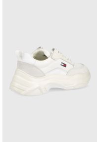 Tommy Jeans sneakersy kolor biały. Nosek buta: okrągły. Zapięcie: sznurówki. Kolor: biały. Materiał: guma. Obcas: na platformie #2