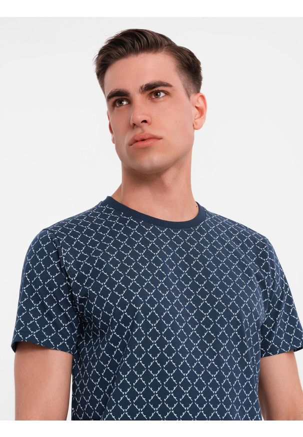 Ombre Clothing - Męska koszulka dzianinowa z nadrukiem full print – granatowa V1 - Rozmiar: L. Okazja: na co dzień. Kolor: niebieski. Materiał: dzianina. Długość rękawa: krótki rękaw. Długość: krótkie. Wzór: nadruk. Styl: casual, klasyczny